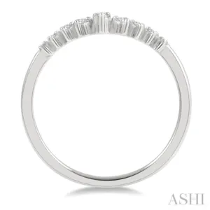 1/10 Ctw Chevron Round Cut Diamond Highlighted Wedding Band in 14K White Gold