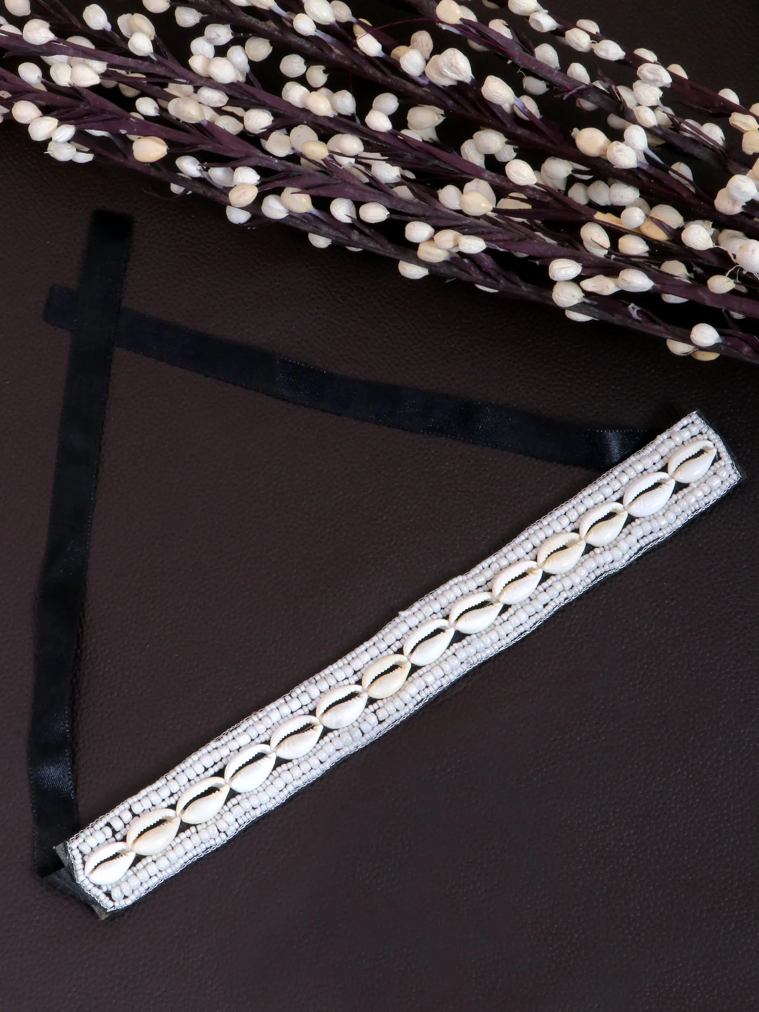 Crunchy Fashion Beaded Choker Necklace with Sea Shell Detailing