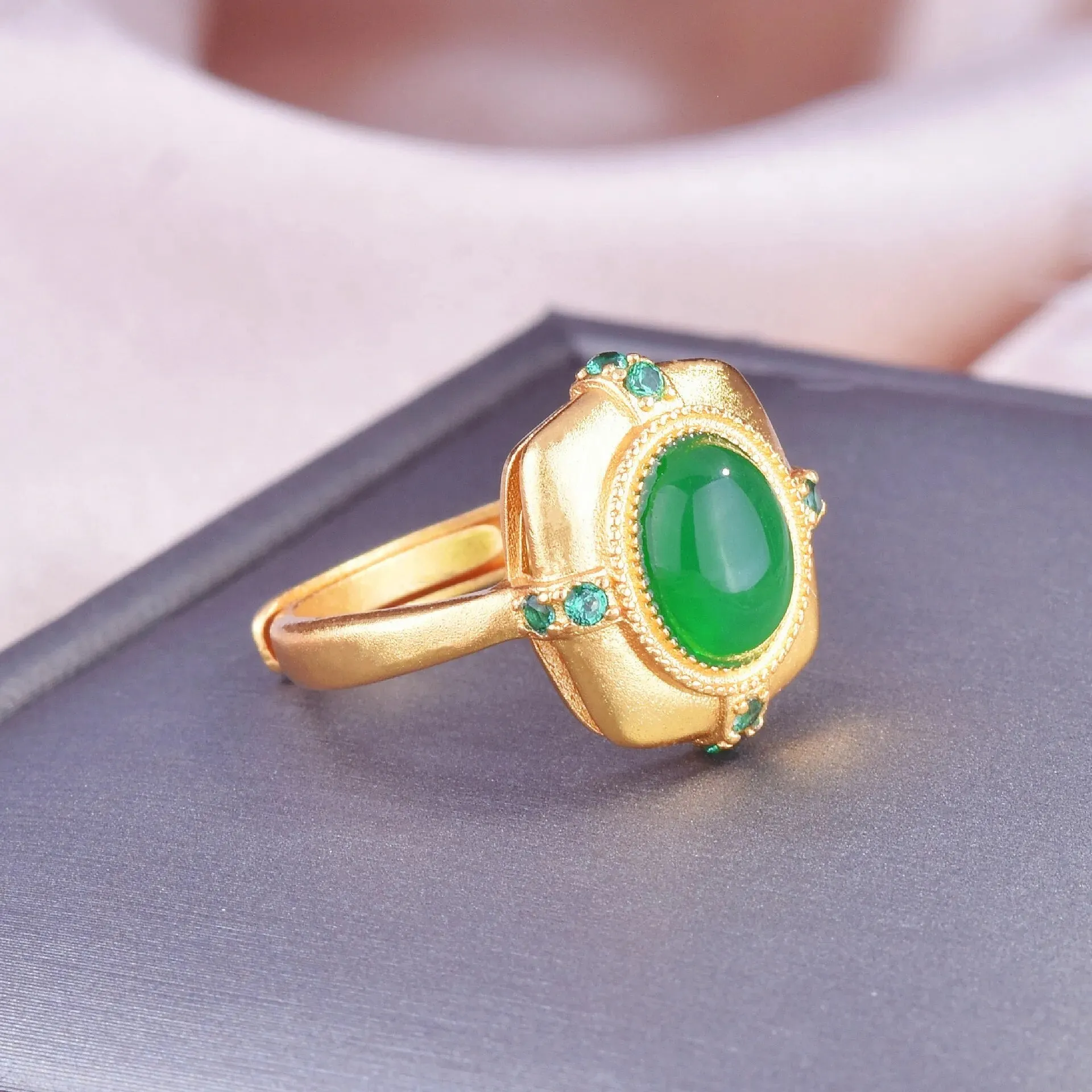 Italian Retro Jewelry Gold-plated Rings Inlaid with Imitation Green Chalcedony Ring For Women