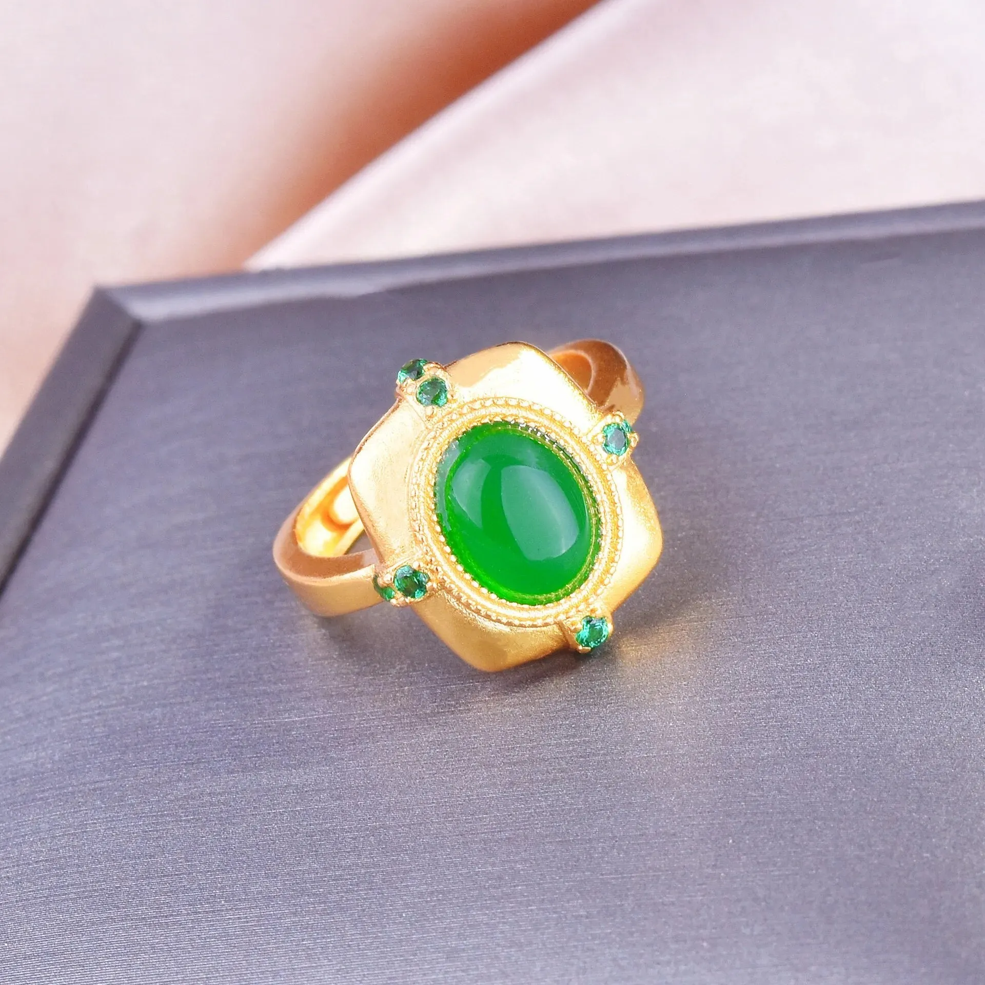 Italian Retro Jewelry Gold-plated Rings Inlaid with Imitation Green Chalcedony Ring For Women