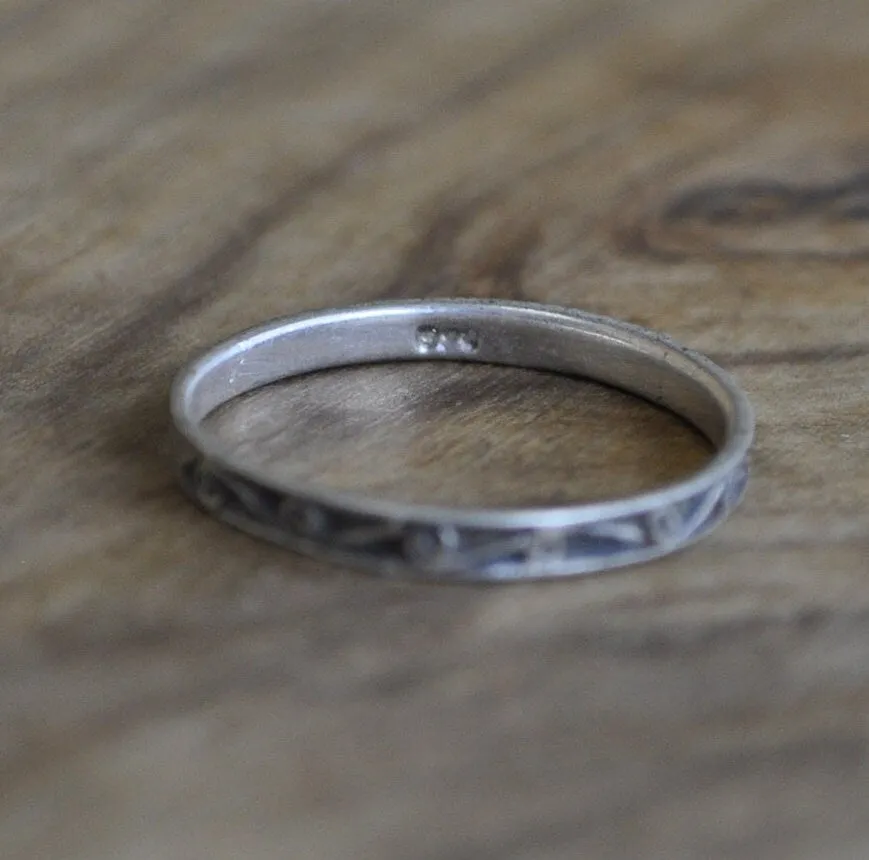 Vintage Silver Ring - Size 6.5 Ring Size 6.5 (16.9 MM Band) - Simple Alternating Loop Design - Petite Piece, Thin Band - 925 Silver