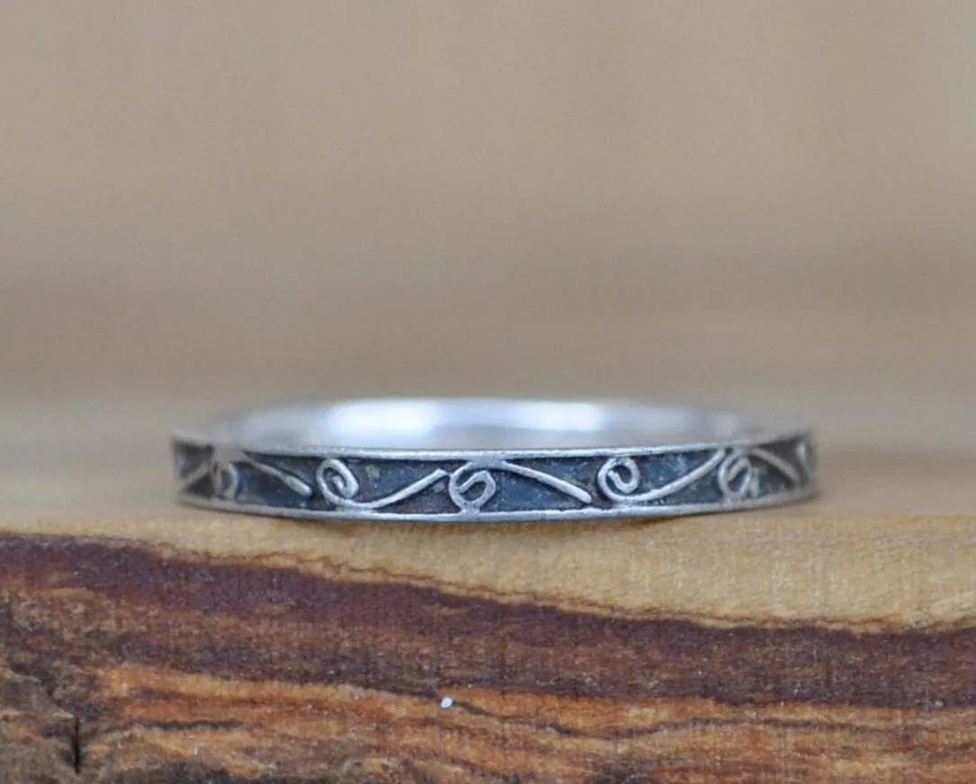 Vintage Silver Ring - Size 6.5 Ring Size 6.5 (16.9 MM Band) - Simple Alternating Loop Design - Petite Piece, Thin Band - 925 Silver